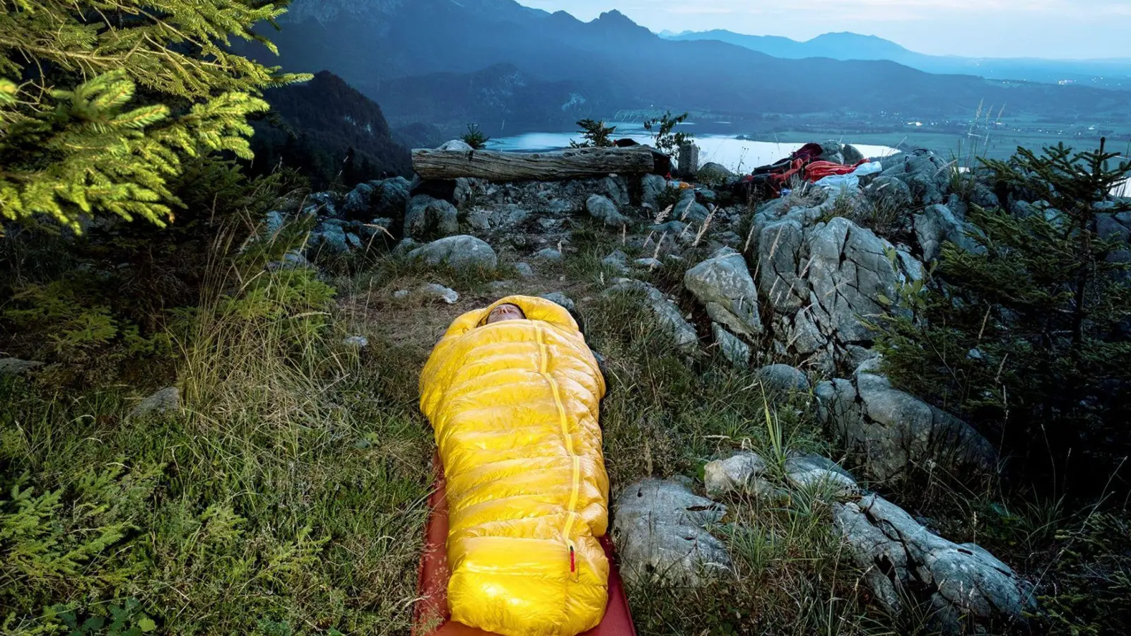 Plustert gut: Bei Bergtouren ist ein leichter und dennoch wärmender Schlafsack eine Menge wert. (Foto: Birgit Gelder/Alpin/dpa-tmn)