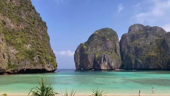 Der Hollywood-Film „The Beach“ machte die Maya Bay auf Ko Phi Phi weltbekannt. (Foto: Carola Frentzen/dpa-tmn)