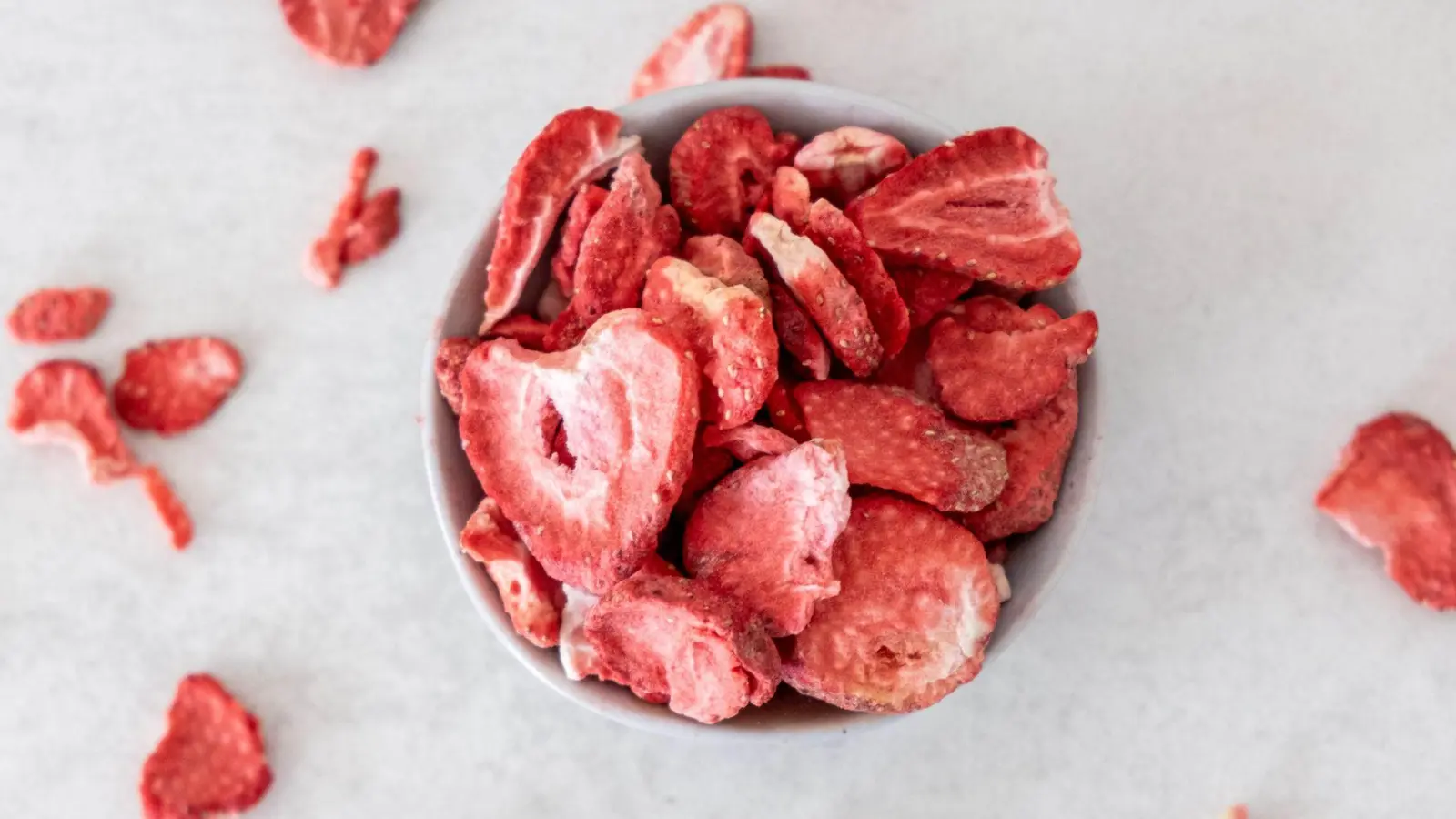 Knusprige Zeitkapseln: Gefriergetrocknete Früchte bewahren Geschmack, Farbe und Vitamine, und eignen sich perfekt für den Genuss außerhalb der Obstsaison. (Foto: Zacharie Scheurer/dpa-tmn)