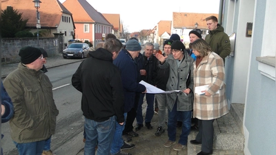 Die Stimmung im Gemeinderat – hier bei einem Ortstermin im Februar 2023 zu Gestaltung der Ortsdurchfahrt – ist schon lange belastet. (Foto: Winfried Vennemann)