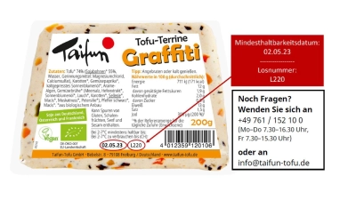 Der Hersteller Taifun-Tofu ruft sein Produkt „Tofu-Terrine Graffiti“ zurück. Es könnten sich Kunststoff-Teile darin befinden. (Foto: lebensmittelwarnung.de/dpa-infocom)