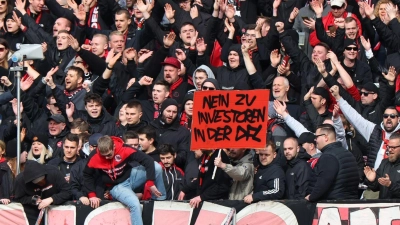 Nürnberger Fans protestieren mit einem Banner am Spielfeldrand gegen Investoren in der DFL. (Foto: Daniel Karmann/dpa/Archivbild)