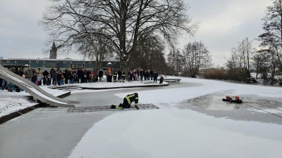 Vor großer Publikumskulisse wurde im Altmühlbad die Rettung im Eis Eingebrochener trainiert. (Foto: Stefanie Nejedlo)