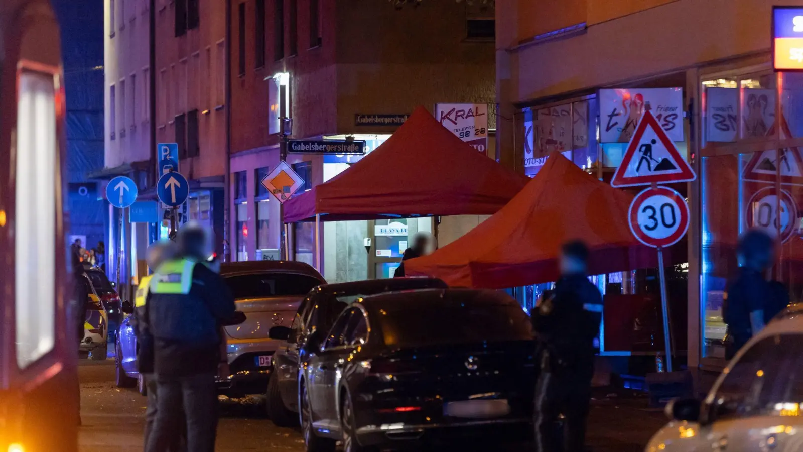 Bei Schüssen in der Nürnberger Südstadt war im vergangenem Oktober ein Mann ums Leben gekommen, ein weiterer wurde schwer verletzt. (Foto: Daniel Karmann/dpa)