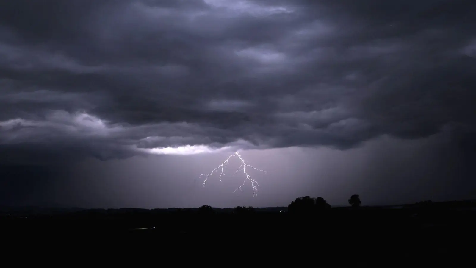 Auch am Mittwoch ziehen wieder Gewitter über Bayern. (Archivbild) (Foto: Karl-Josef Hildenbrand/dpa)