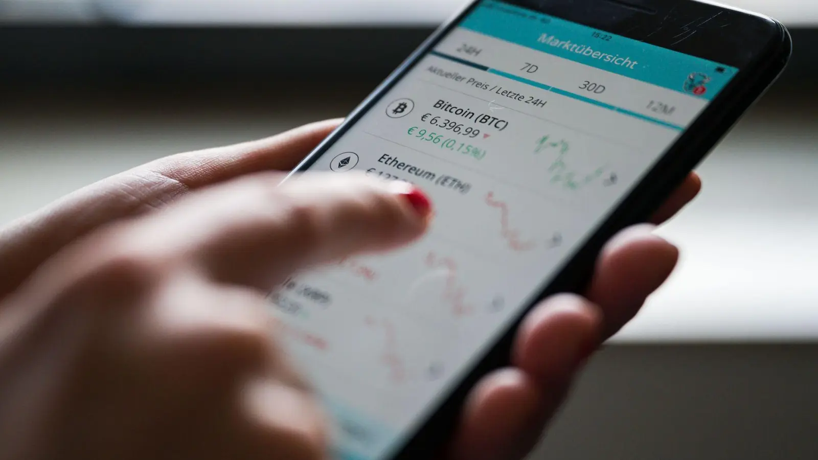 Gewinne aus Kryptogeschäften können steuerpflichtig sein und müssen dem Finanzamt gemeldet werden. (Foto: Marijan Murat/dpa/dpa-tmn)