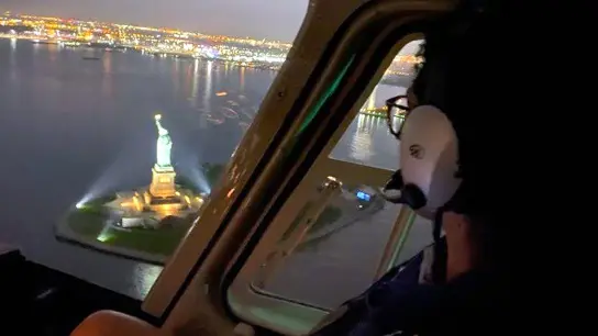 Die deutsche Hubschrauber-Pilotin Jacqueline Sellmann fliegt in der Nähe der Freiheitsstatue. Bis zu 25 mal am Tag fliegt Sellmann Gruppen von um die sechs Touristen über New York herum - immer mit Manhattan und der Freiheitsstatue auf dem Programm. (Foto: Kirk Reuben/Jacqueline Sellmann/dpa)