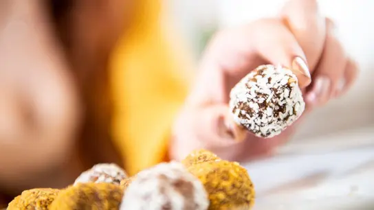 Ein Happen zwischendurch: Energyballs bestehen aus Trockenfrüchten und Nüssen. Sie lassen sich auch gut selbst herstellen. (Foto: Franziska Gabbert/dpa-tmn)