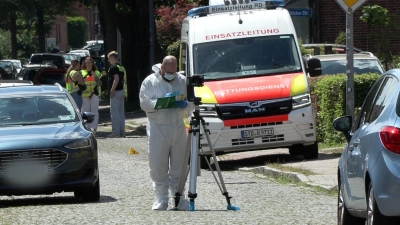 Einsatzkräfte und Spurensicherung stehen auf einer Straße in Stade. (Foto: Fabian Höfig/NEWS5/dpa)