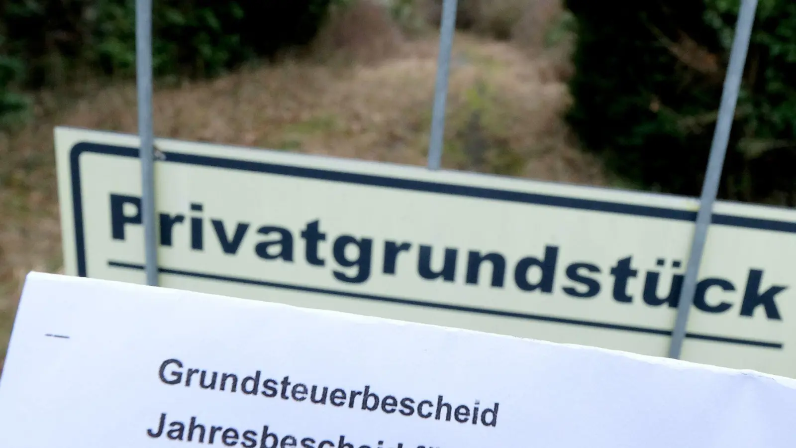 Überhöhte Werte für unbebautes Land angesetzt? Dann kann sich ein Einspruch gegen den Grundsteuerwertbescheid lohnen. (Foto: Bernd Weißbrod/dpa/dpa-tmn)