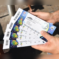 Begehrte Tickets: Wer solche mit Gewinn weiterveräußert, muss damit rechnen, dass auch das Finanzamt etwas davon abhaben möchte. (Foto: Peter Kneffel/dpa/dpa-tmn)