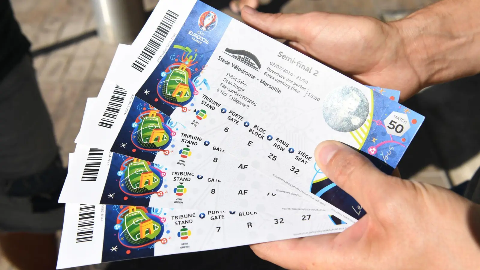 Begehrte Tickets: Wer solche mit Gewinn weiterveräußert, muss damit rechnen, dass auch das Finanzamt etwas davon abhaben möchte. (Foto: Peter Kneffel/dpa/dpa-tmn)