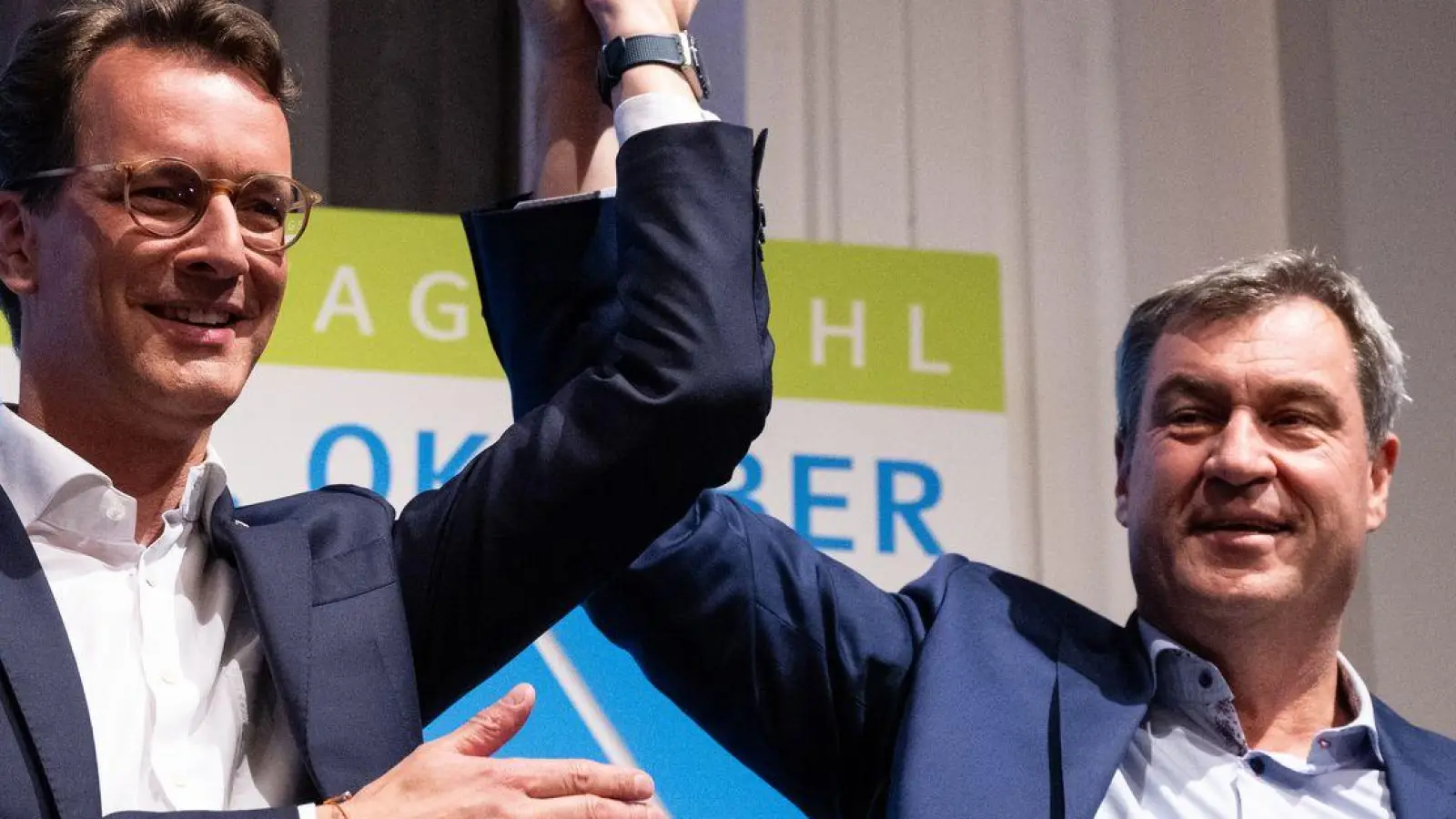 Hendrik Wüst (CDU) und Markus Söder (CSU) bei einer CSU-Wahlkampfveranstaltung 2023 in München. (Archivbild) (Foto: Sven Hoppe/dpa)
