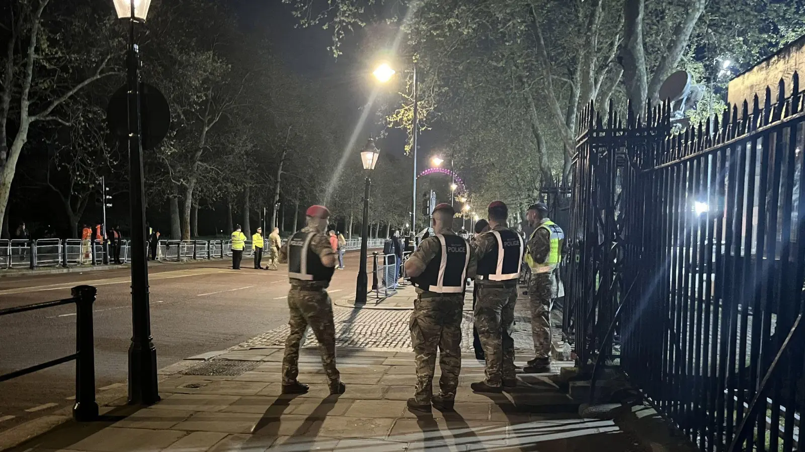 Polizisten stehen vor dem Buckingham-Palast in London, wo kurz zuvor ein Mann festgenommen wurde. (Foto: Ben Roberts-Haslam/PA Wire/dpa)