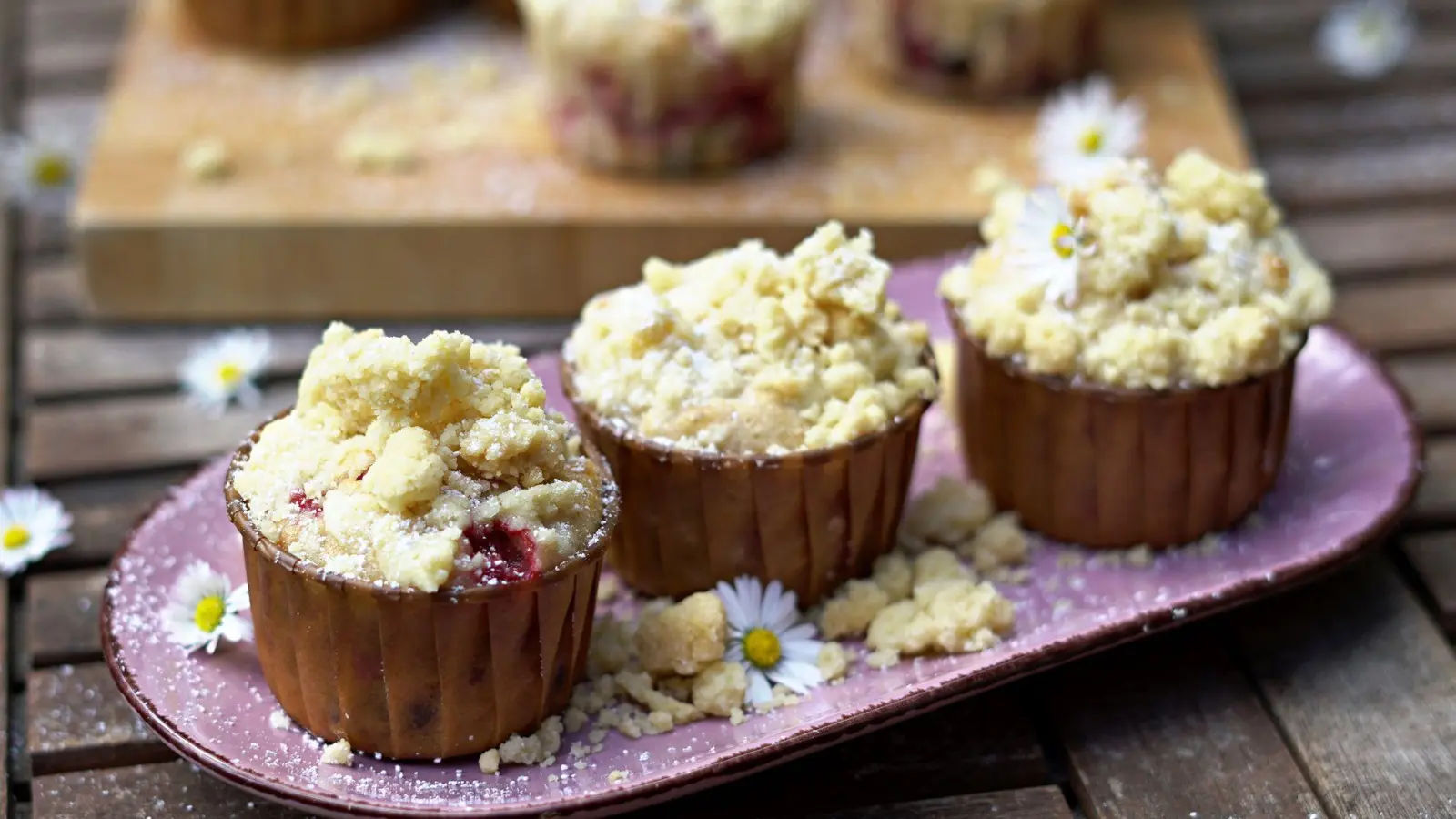Erdbeeren, Buttermilch und knackige Schokostückchen verstecken sich im Inneren der Muffins, Knusper-Streusel bilden die Krone. (Foto: Mareike Pucka/biskuitwerkstatt.de/dpa-tmn)