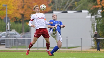 Kapitän Simon Zenker (links, gegen Marcel Kutzelmann vom TSV Windeck Burgebrach) ist mit seinem TSC Neuendettelsau gewarnt vor dem Spiel beim Vorletzten Lauterhofen. (Foto: Martin Rügner)