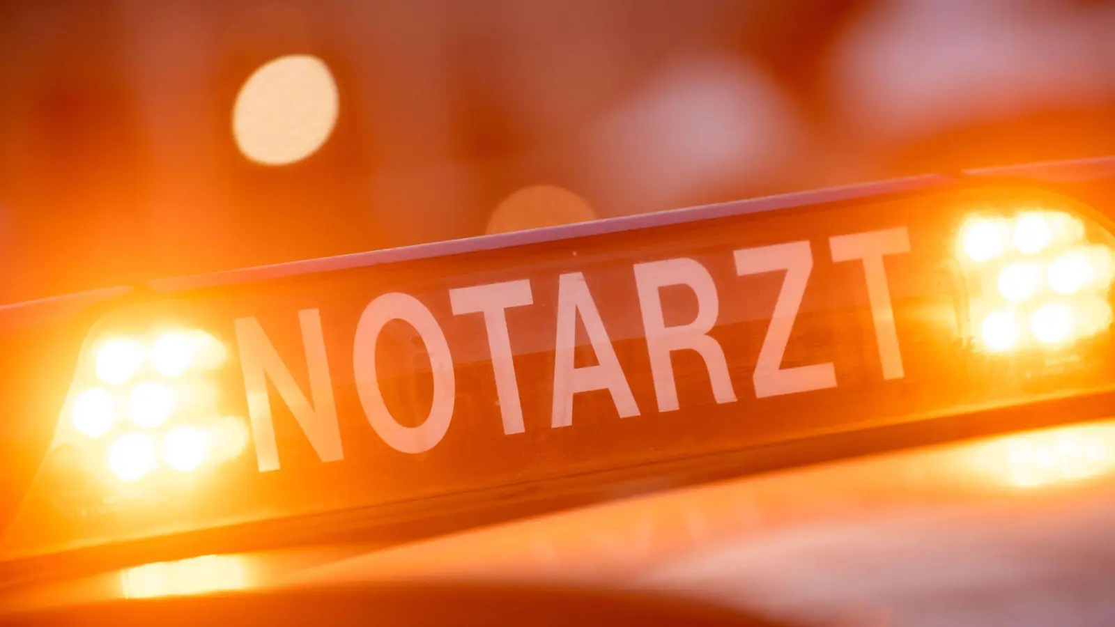 Der Fahrer und seine Enkeltochter mussten ins Krankenhaus gebracht werden.  (Symbolbild: Lino Mirgeler/dpa)