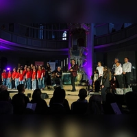 Beim Finale zum großen Ensemble vereint: die Mitwirkenden des 17. Benefizkonzertes der Hilterhaus-Stiftung beim Abschlusslied. (Foto: Elke Walter)