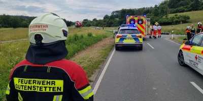 Zahlreiche Einsatzkräfte befanden sich nach einem Zusammenstoß zweier Motorradfahrer bei Gutenstetten an der Unfallstelle. (Foto: Rainer Weiskirchen)
