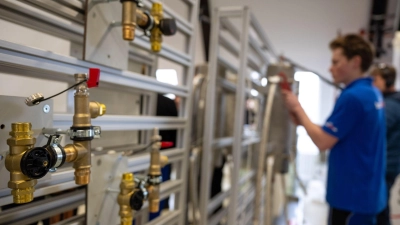 Das Handwerk steuert auf das vierte Jahr in Folge mit steigenden Neuvertragszahlen bei der Ausbildung zu. (Archivbild)  (Foto: Monika Skolimowska/dpa)