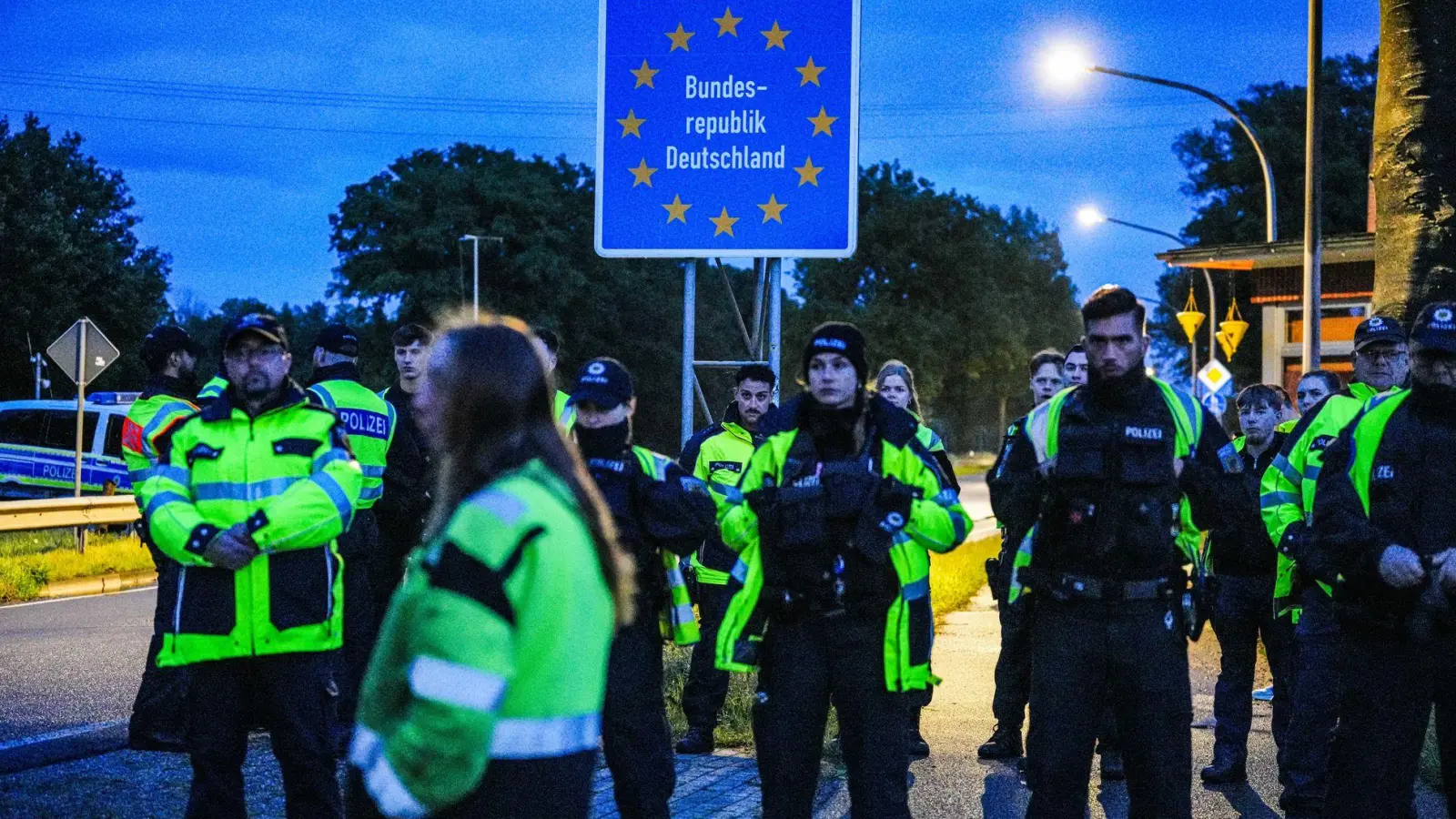 Die deutsche Polizei hat Niederländer daran gehindert, am zweiten Tag in Folge eigenmächtige Kontrollen an der Grenze zu Niedersachsen durchzuführen, um Asylbewerber ausfindig zu machen. (Foto: ANP/dpa)