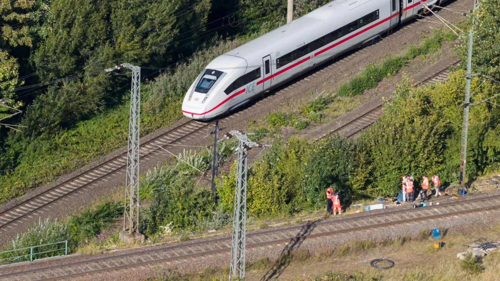 Die Ermittlungen zu der mutmaßlich vorsätzlichen Brandstiftung an einem Sicherungskasten eines Stellwerks in Lehrte bei Hannover dauern an. (Foto: Julian Stratenschulte/dpa)