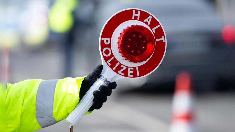 Einen Autofahrer, der im Verdacht steht, mit seiner aggressiven Fahrweise andere genötigt zu haben, hat die Polizei in Ansbach gestoppt. (Symbolbild: Sven Hoppe/dpa)