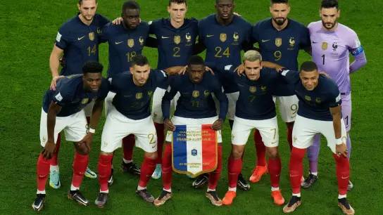 Die Spieler der französischen Nationalmannschaft stehen für ein Gruppenbild zusammen. (Foto: Alessandra Tarantino/AP/dpa)