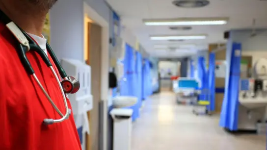 Ein Pfleger steht auf einer Station in einem Krankenhaus in London. (Foto: Peter Byrne/PA Wire/dpa)