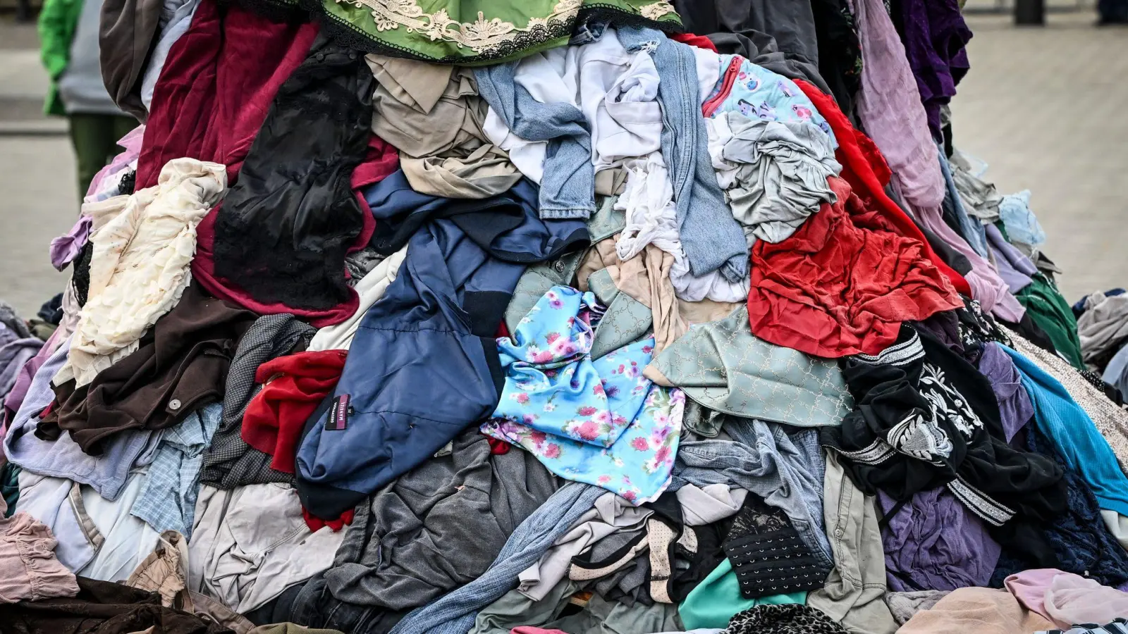 Allein im deutschen Onlinehandel werden der EU-Kommission zufolge jährlich fast 20 Millionen zurückgesandte Artikel entsorgt. (Foto: Jens Kalaene/dpa)