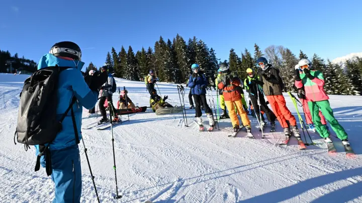 Schüler einer Realschule beim Skifahren in den bayerischen Alpen. (Foto: Angelika Warmuth/dpa)