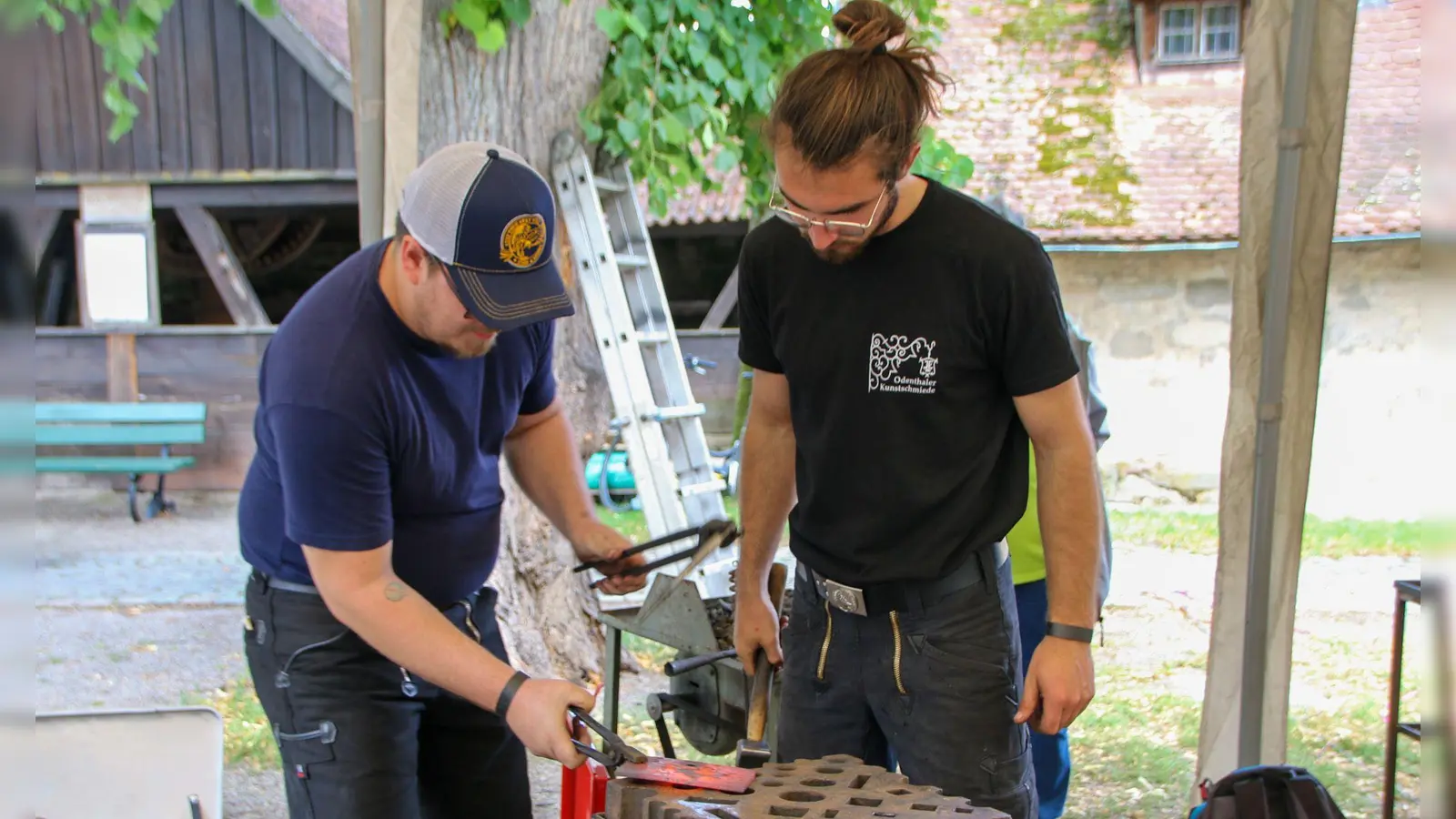 Die Teilnehmer am Schmiedetreffen hatten eine Woche lang Gelegenheit, neue Techniken auszuprobieren und Netzwerke zu knüpfen. (Foto: Martina Haas)