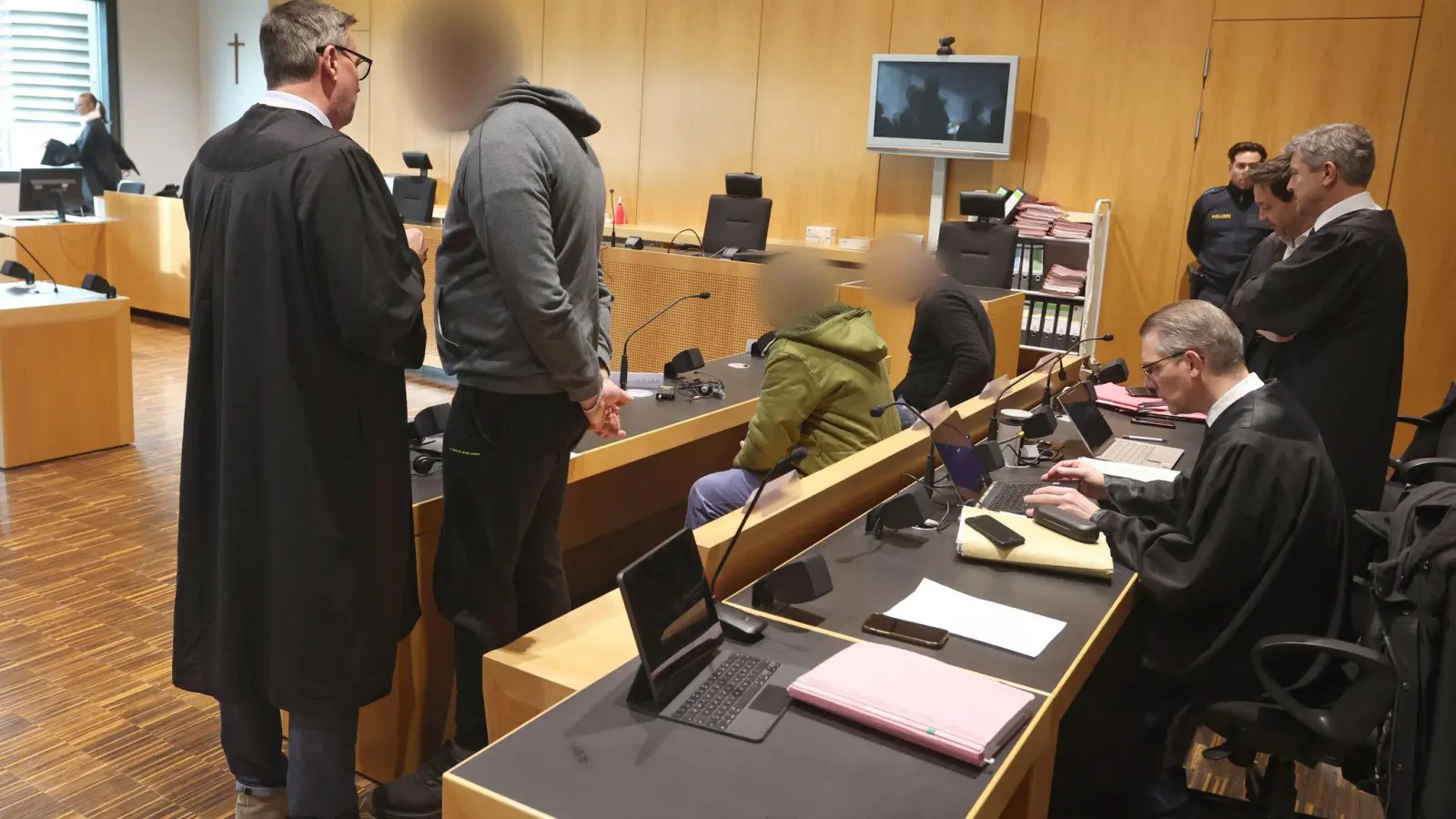 Ein Angeklagter spricht im Landgericht neben zwei Mitangeklagten mit seinem Rechtsanwalt (l). (Foto: Karl-Josef Hildenbrand/dpa/Archivbild)