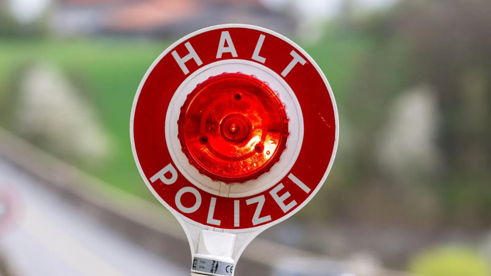 Die Beamten der Verkehrsinspektion kontrollierten einen Autofahrer auf der Autobahn 3. (Symbolbild) (Foto: Armin Weigel/dpa)