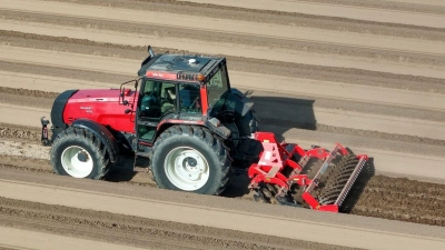 In vier Fällen wurden die GPS-Empfänger von Traktoren entwendet. Die Kriminalpolizei geht von einer Diebstahlserie aus. (Symbolbild: dpa/Peter Gercke)
