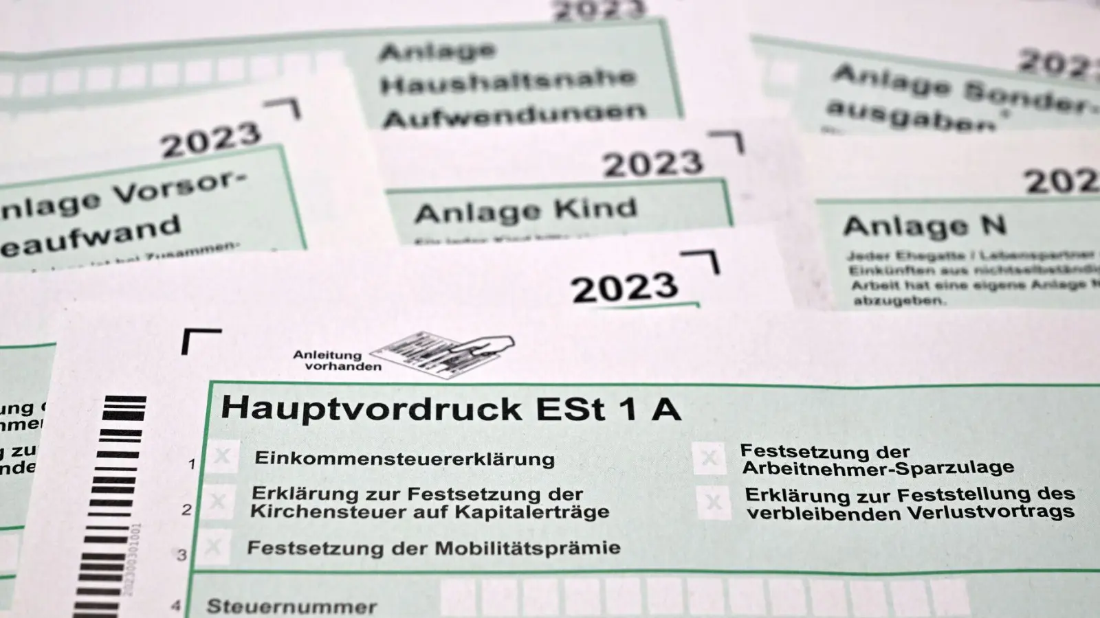 Einer ausgewählten Gruppe von Steuerpflichtigen schickt das Finanzamt Kassel einen Vorschlag für die Steuererklärung (Symbolbild).  (Foto: Martin Schutt/dpa)