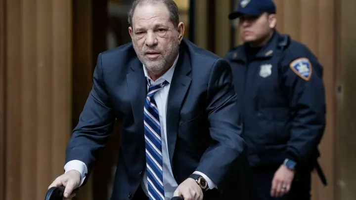 Harvey Weinstein verlässt ein Gerichtsgebäude in New York. (Foto: John Minchillo/AP/dpa)