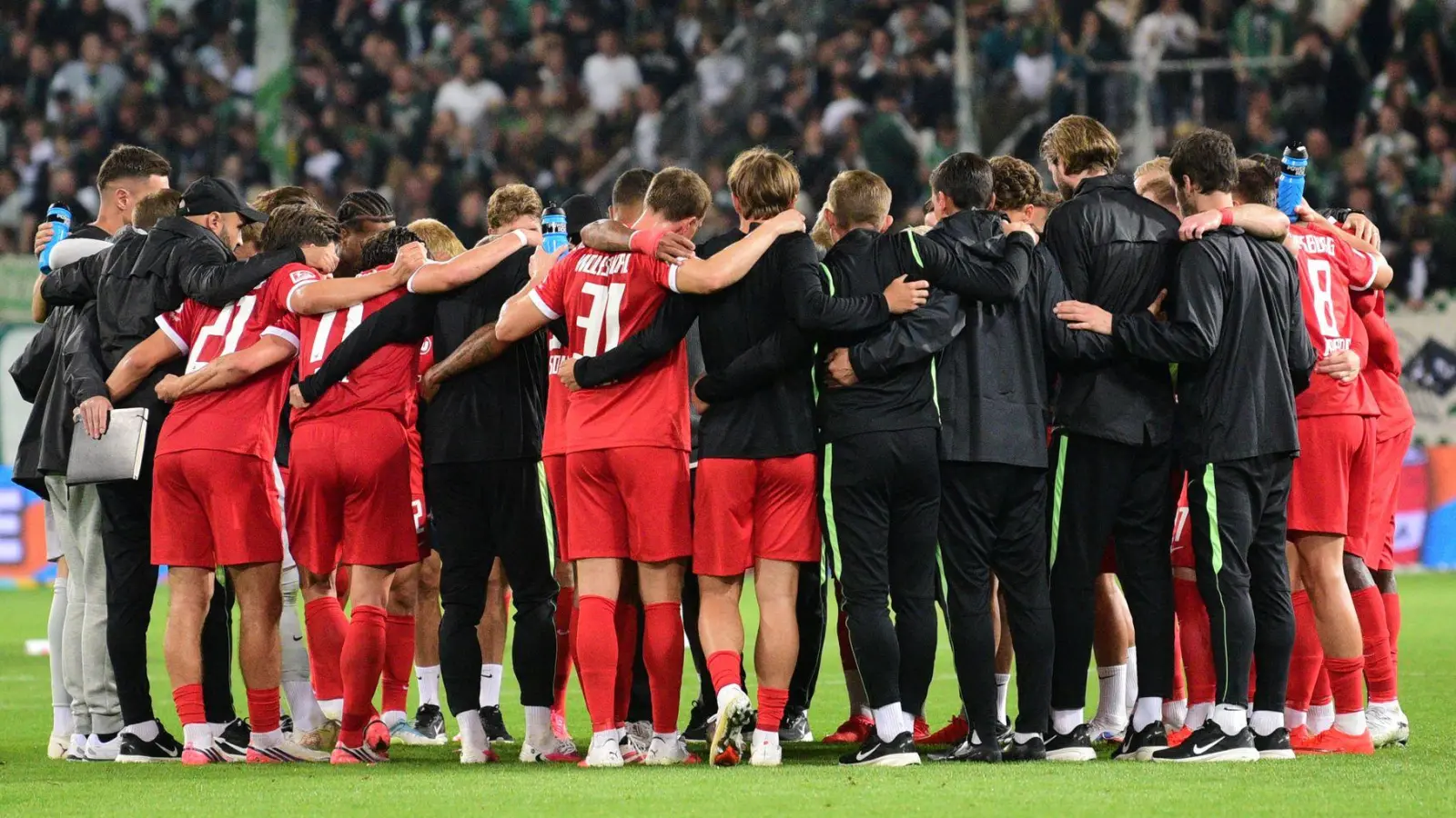 Haben viel zu besprechen: die Spieler des VfL Wolfsburg.  (Foto: Daniel Bockwoldt/dpa)