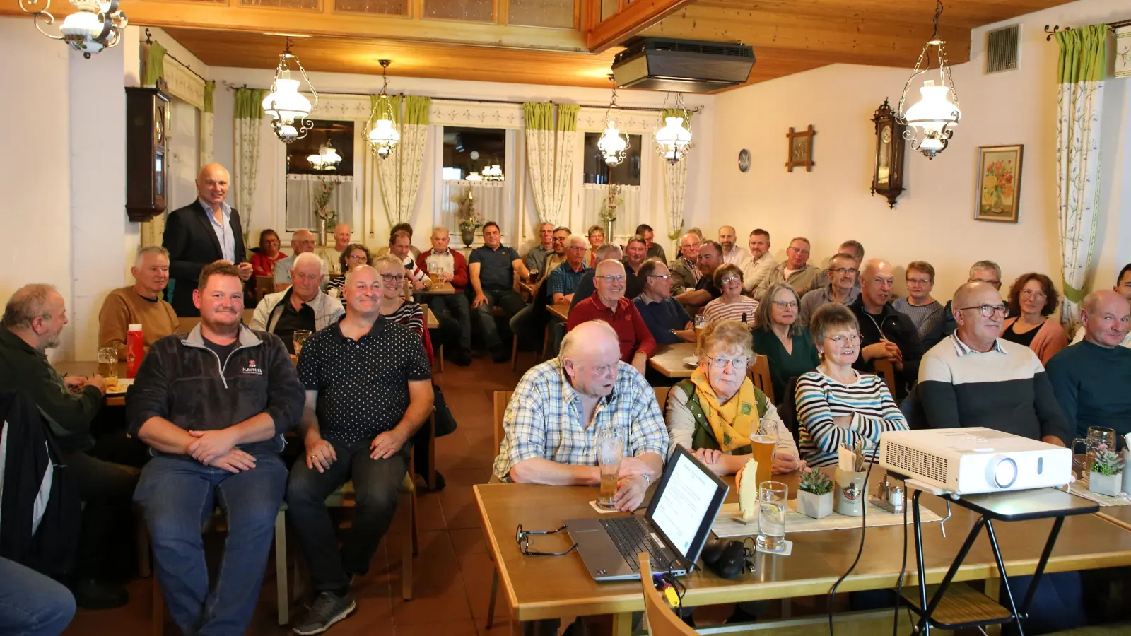 Viele Bürger kamen zu Gerhard Krafts letzter Bürgerversammlung im Amt. (Foto: Alexander Biernoth)