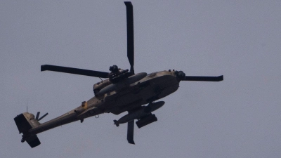 Ein israelischer Apache-Hubschrauber feuert eine Rakete auf den Gazastreifen ab. (Foto: Leo Correa/AP/dpa)