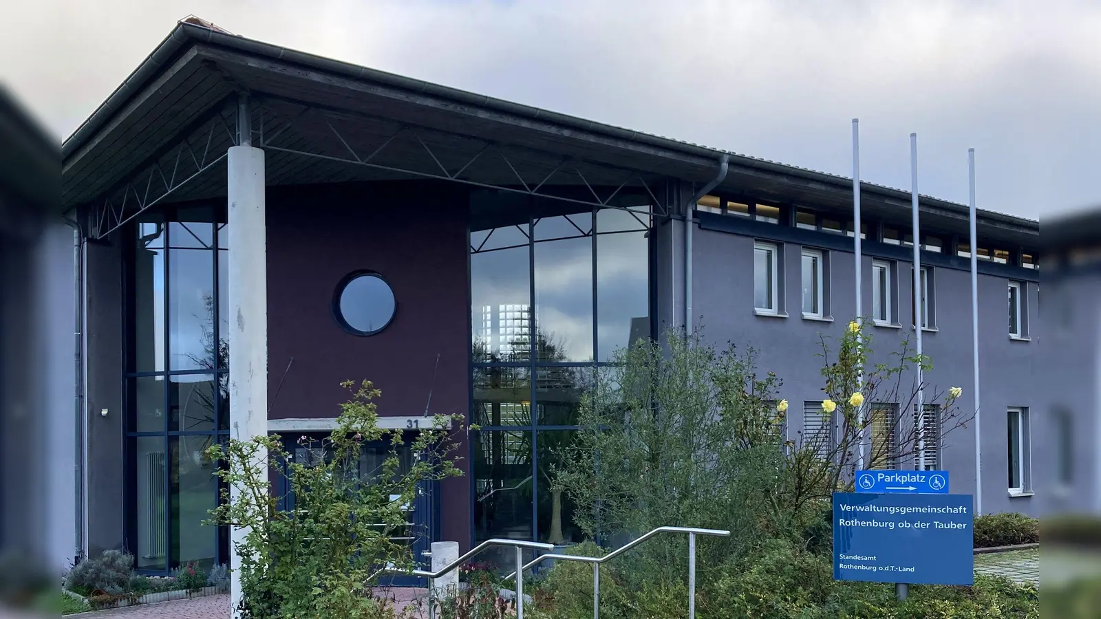 Die Geschäftsführung des Gewerbepark-Zweckverbandes ist seit Anfang des Jahres bei der Verwaltungsgemeinschaft angesiedelt. Das Foto zeigt das VG-Gebäude in der Laiblestraße. (Foto: Clarissa Kleinschrot)