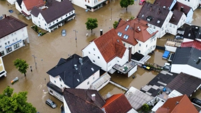 Viele Straßen sind in Babenhausen im bayerisch-schwäbischen Landkreis Unterallgäu überflutet (Aufnahme mit einer Drohne). (Foto: Nikolas Schäfers/dpa)