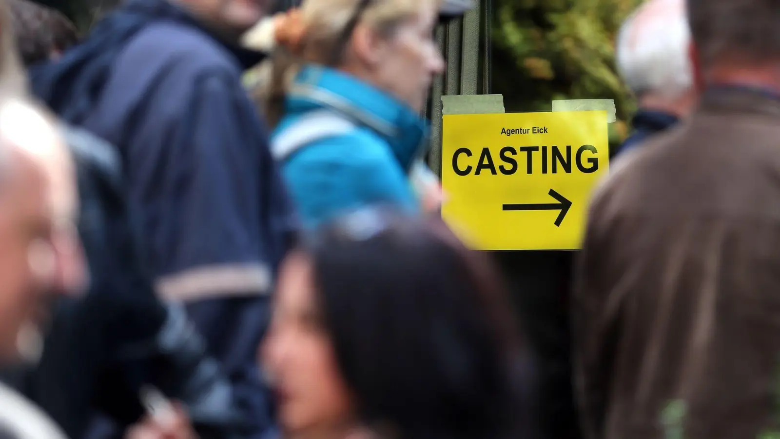 Einsatz im Hintergrund: Komparsinnen und Komparsen beleben Filmszenen als Passanten oder Gäste. (Foto: Ina Fassbender/dpa)