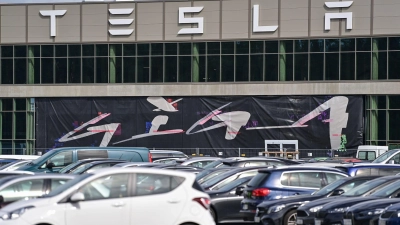 Die Tesla-Gigafactory in Berlin: In den USA werden dem Elektroauto-Hersteller schwere Vorwürfe wegen Rassismus gemacht. (Foto: Patrick Pleul/dpa)