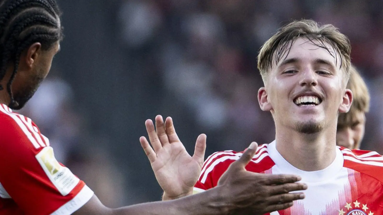 Lennart Karl (r) jubelt nach seinem wunderbaren Treffer aus der Distanz. Serge Gnabry (l) gratuliert dem Youngster. (Foto: Ennio Leanza/KEYSTONE/dpa)
