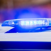 Zu einem Unfall musste die Polizei am Dienstagabend in Ansbach ausrücken. (Symbolbild: Christoph Soeder/dpa)