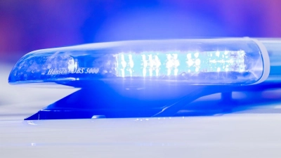 Zu einem Unfall musste die Polizei am Dienstagabend in Ansbach ausrücken. (Symbolbild: Christoph Soeder/dpa)