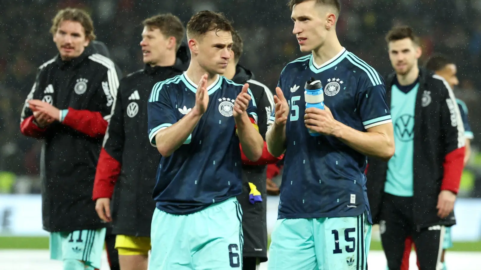 Nico Schlotterbeck (r.) spricht auf dem Platz mit DFB-Kapitän Joshua Kimmich.  (Foto: Christian Charisius/dpa)