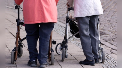 Soziale Aktivitäten sind auch in hohem Alter sehr wichtig. (Symbolbild) (Foto: Jens Büttner/dpa)