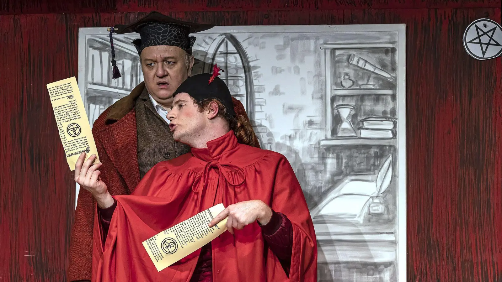Spielen zu zweit einen kurzgefassten „Faust”: Knut Fleischmann (links) und Mario Brutschin in „fast Faust”, einer Komödie von Albert Frank. (Foto: Landestheater/Hans von Draminski)